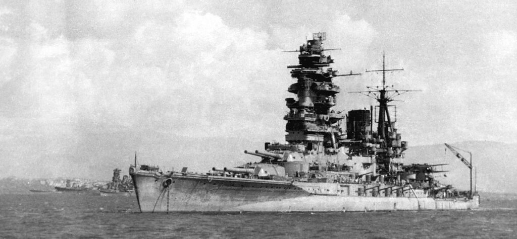 ボルネオ島ブルネイ泊地に停泊中の戦艦長門